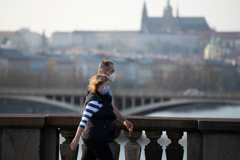 Lidé by stále měli nosit roušky a dodržovat odstupy. V Praze to mnohdy tak nevypadá (9. 4. 2020).