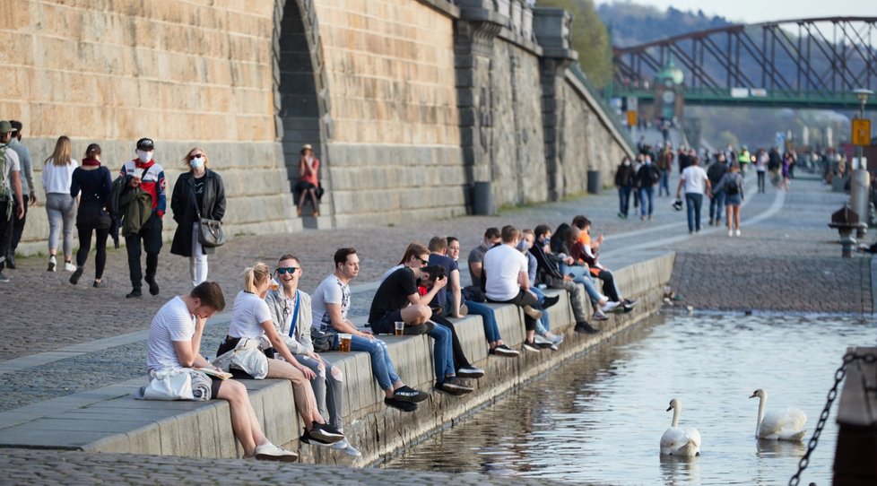Velký pátek v Praze: Lidé využili teplé počasí a vyrazili na Náplavku. (10. 4. 2020)