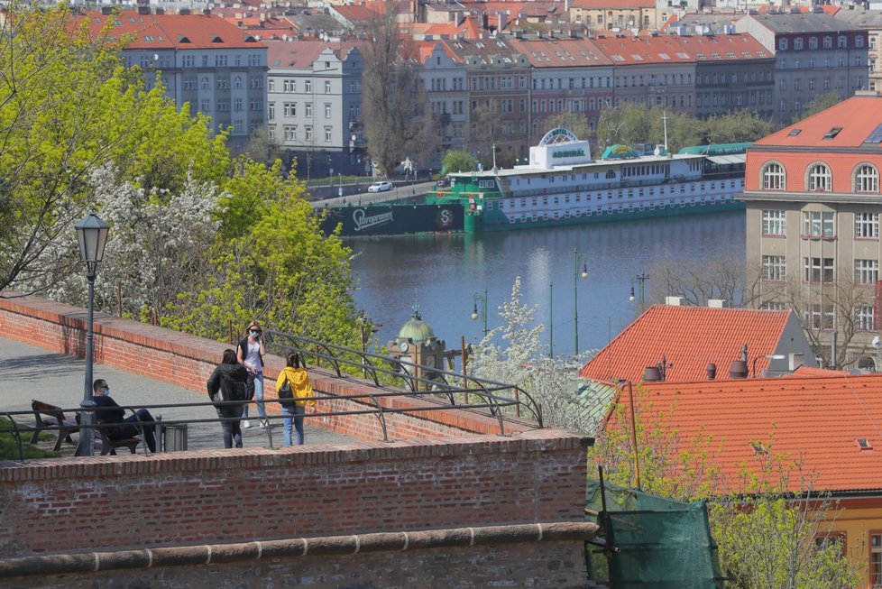 Počasí o velikonočním víkendu lákalo k procházkám (11. 4. 2020).