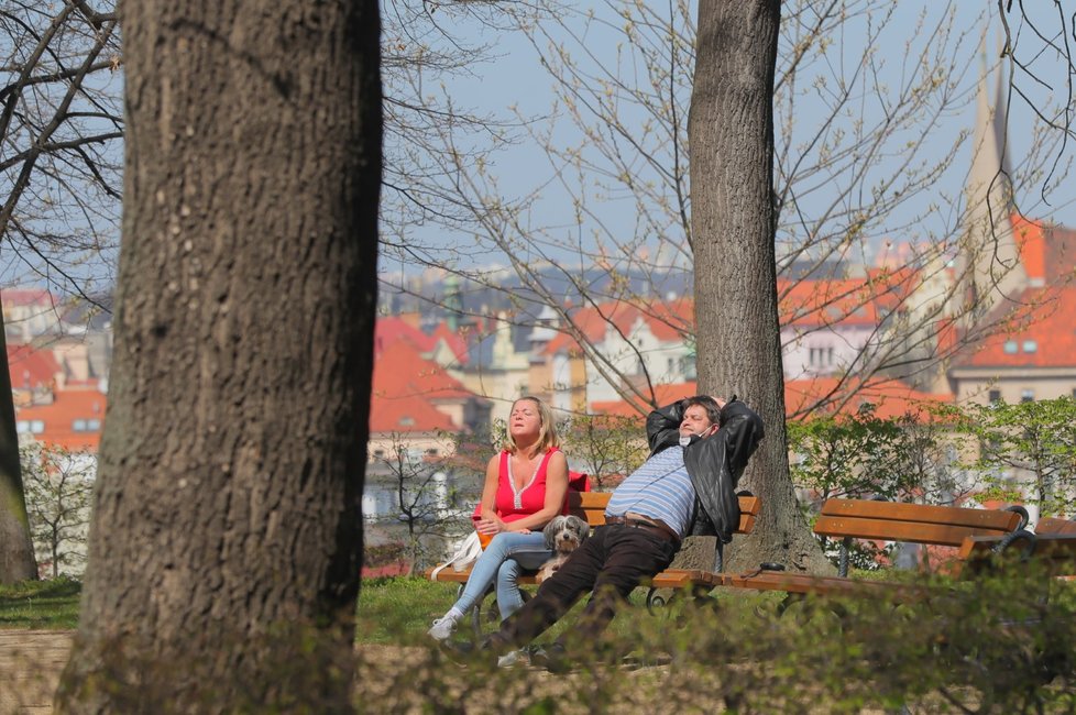 Počasí o velikonočním víkendu lákalo k procházkám. (11. 4. 2020)