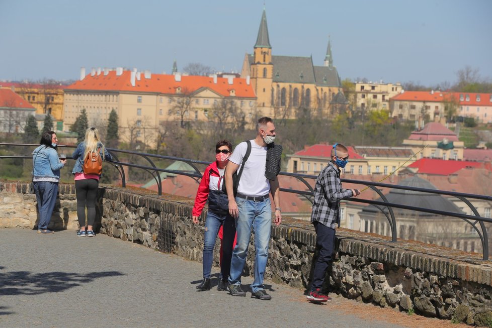 Počasí o velikonočním víkendu lákalo k procházkám. (11. 4. 2020)