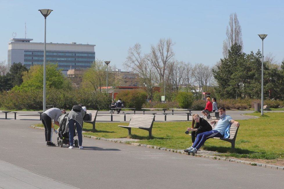 Počasí o velikonočním víkendu lákalo k procházkám (11. 4. 2020).