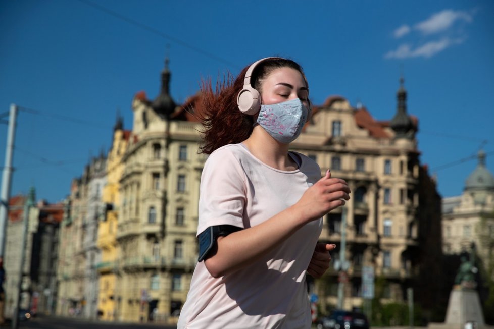 Nošení roušky na veřejnosti u nás lidé většinou dodržují. O Velikonocích ale leckde polevili.