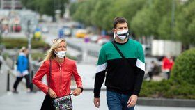 Češi budou nosit roušky zřejmě až do léta