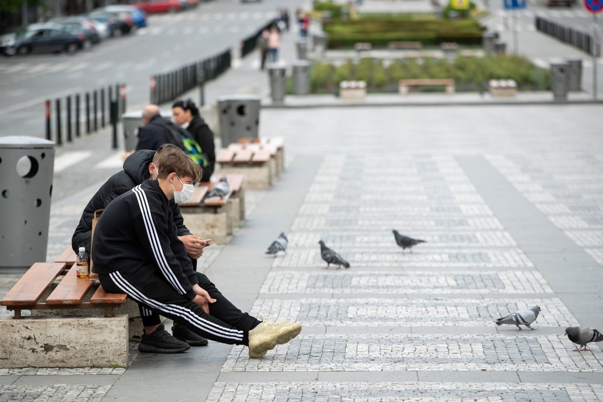 Češi budou nosit roušky zřejmě až do léta