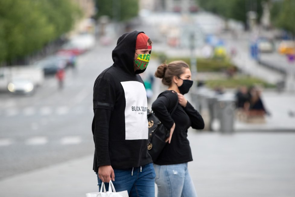 Češi budou nosit roušky zřejmě až do léta