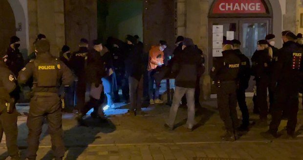 Policie šla najisto! 63 lidí na tajné party v centru Prahy, organizátor v poutech