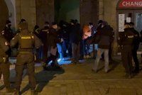 Policie šla najisto! 63 lidí na tajné party v centru Prahy, organizátor v poutech