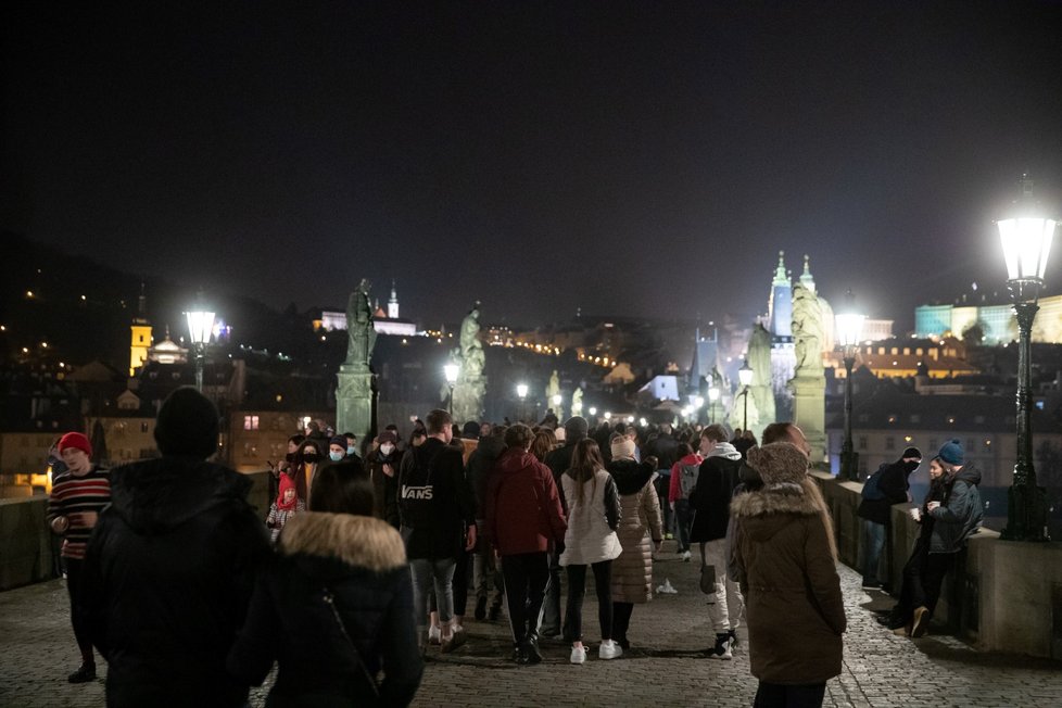 Karlův most v předvečer svátku svatého Mikuláše (5. 12. 2020)