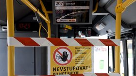 V pražské MHD platí zákaz nástupu a výstupu cestujících předními dveřmi autobusů a tramvají.