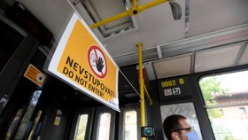 V pražské MHD platí zákaz nástupu a výstupu cestujících předními dveřmi autobusů a tramvají.