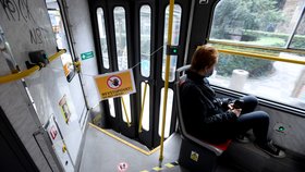 V pražské MHD platí zákaz nástupu a výstupu cestujících předními dveřmi autobusů a tramvají.