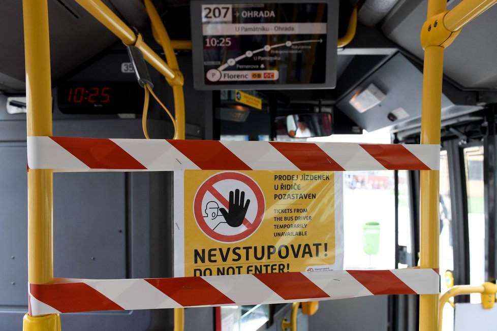  V pražské MHD platí zákaz nástupu a výstupu cestujících předními dveřmi autobusů a tramvají. 