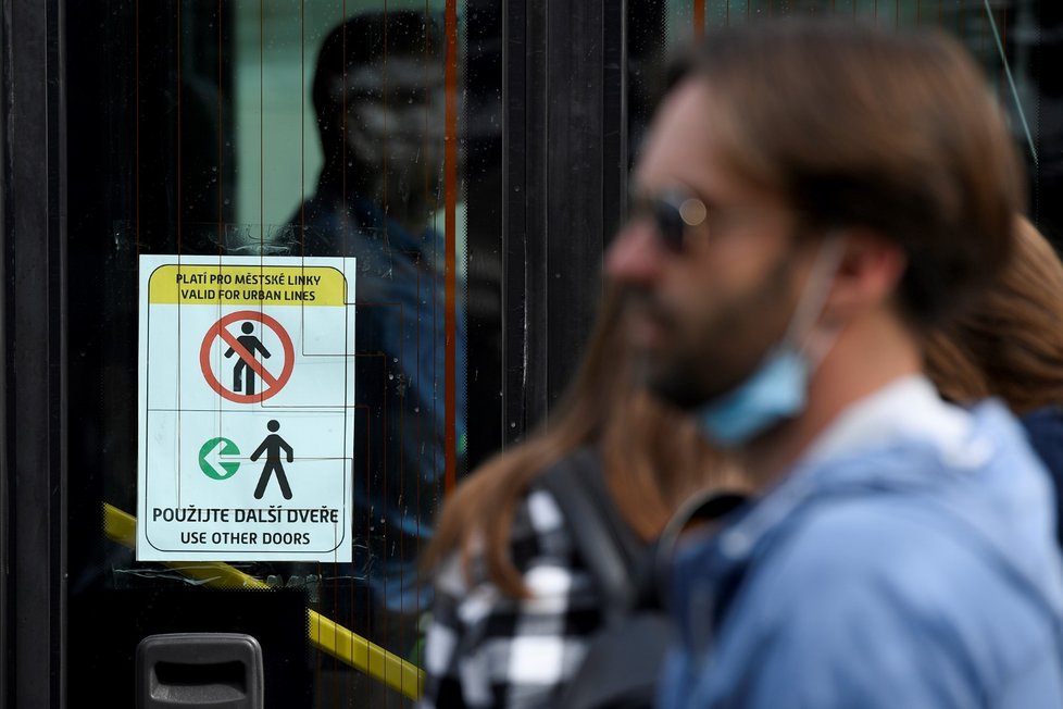 V pražské MHD platí zákaz nástupu a výstupu cestujících předními dveřmi autobusů a tramvají.