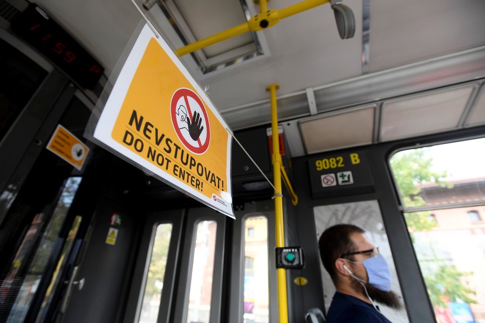 V pražské MHD platí zákaz nástupu a výstupu cestujících předními dveřmi autobusů a tramvají.