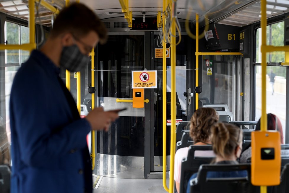  V pražské MHD platí zákaz nástupu a výstupu cestujících předními dveřmi autobusů a tramvají. 