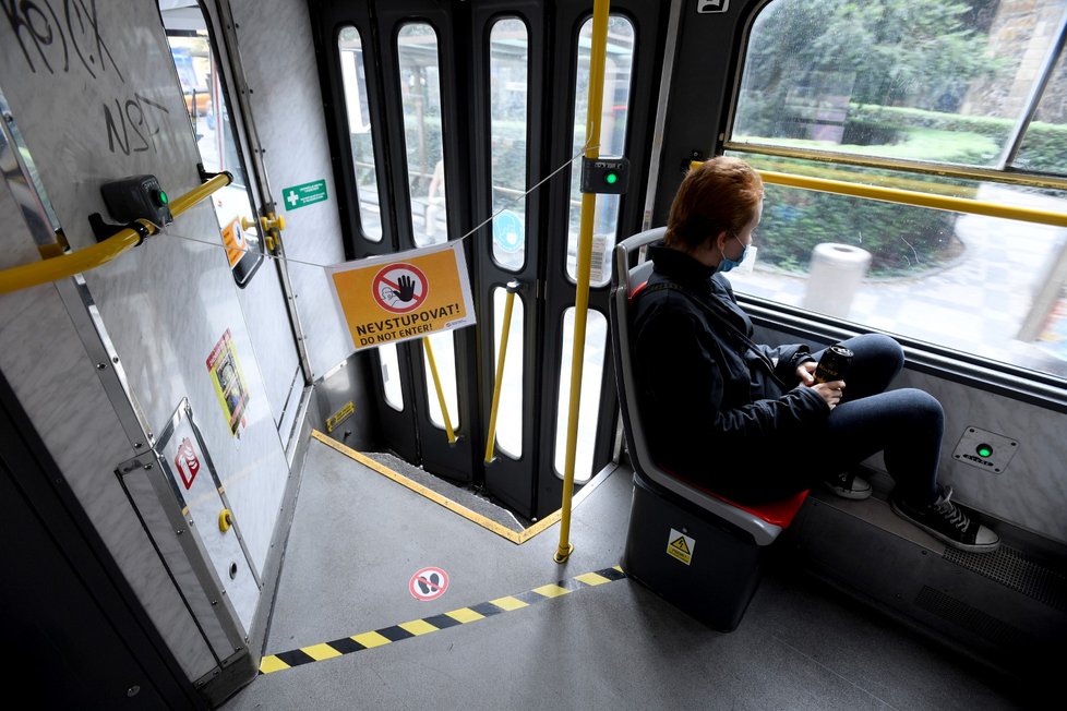  V pražské MHD platí zákaz nástupu a výstupu cestujících předními dveřmi autobusů a tramvají. 