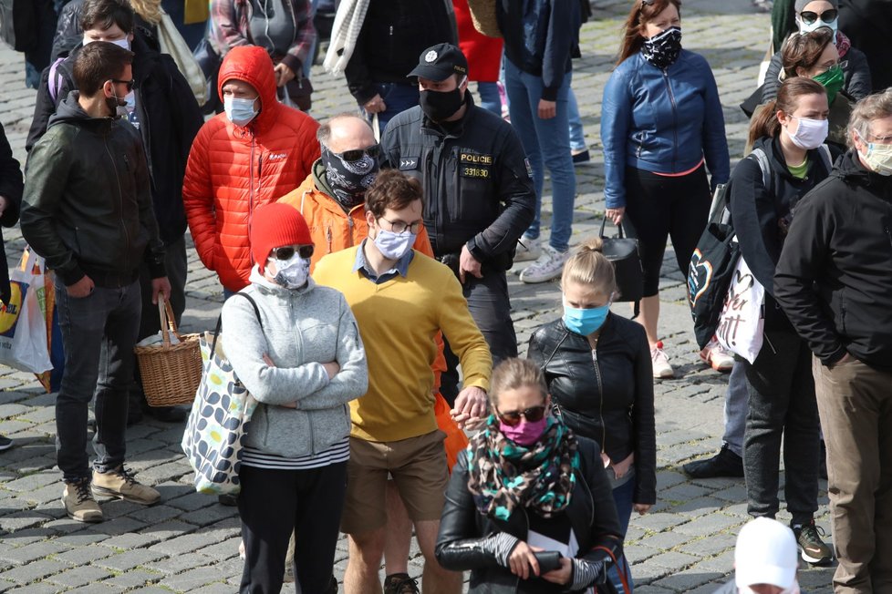 Trhy přilákaly tisíce lidí na pražskou náplavku (25. 4. 2020).