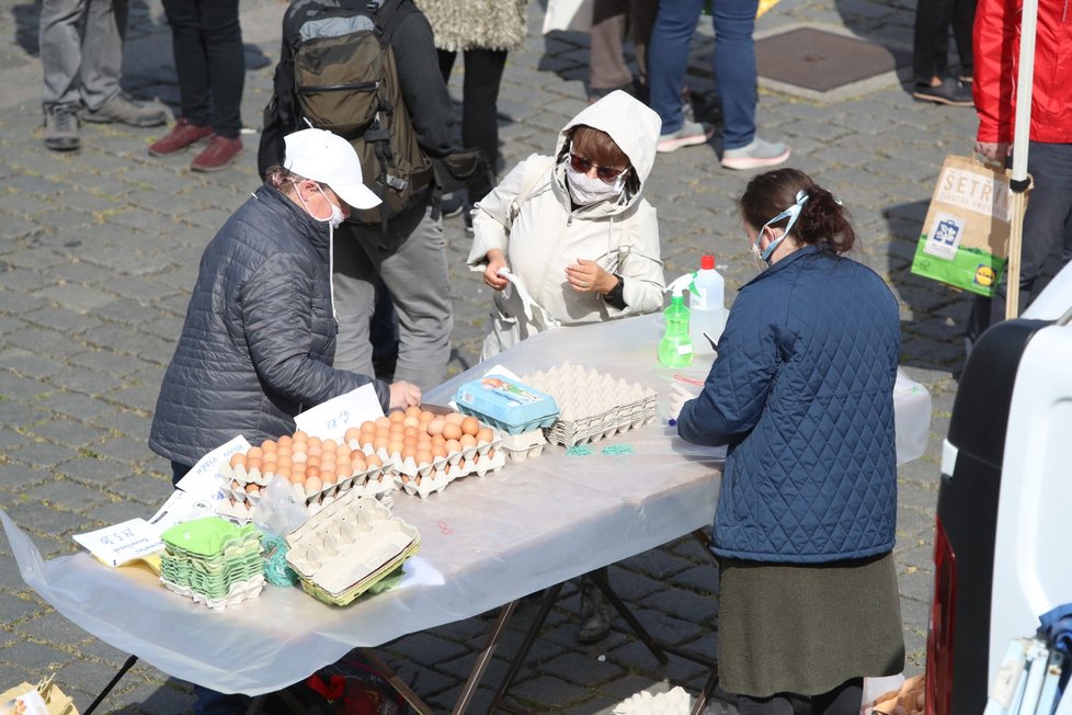 Trhy přilákaly tisíce lidí na pražskou náplavku (25. 4. 2020).