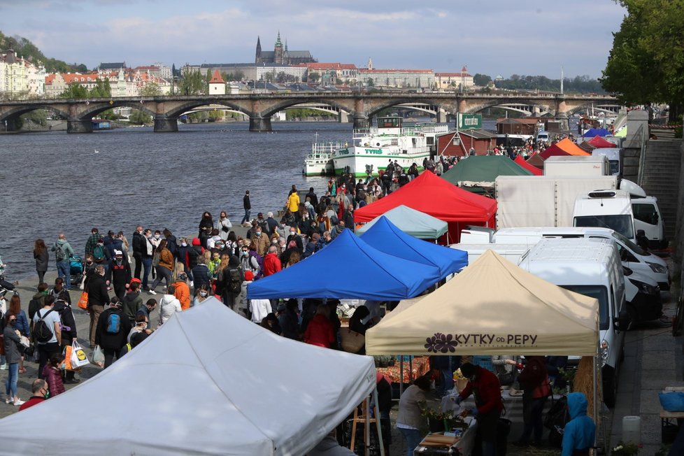 Trhy přilákaly tisíce lidí na pražskou náplavku. (25. 4. 2020)