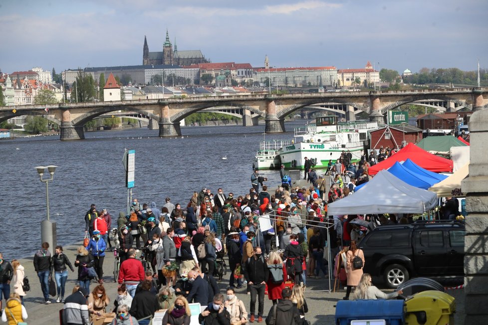 Trhy přilákaly tisíce lidí na pražskou náplavku (25. 4. 2020).