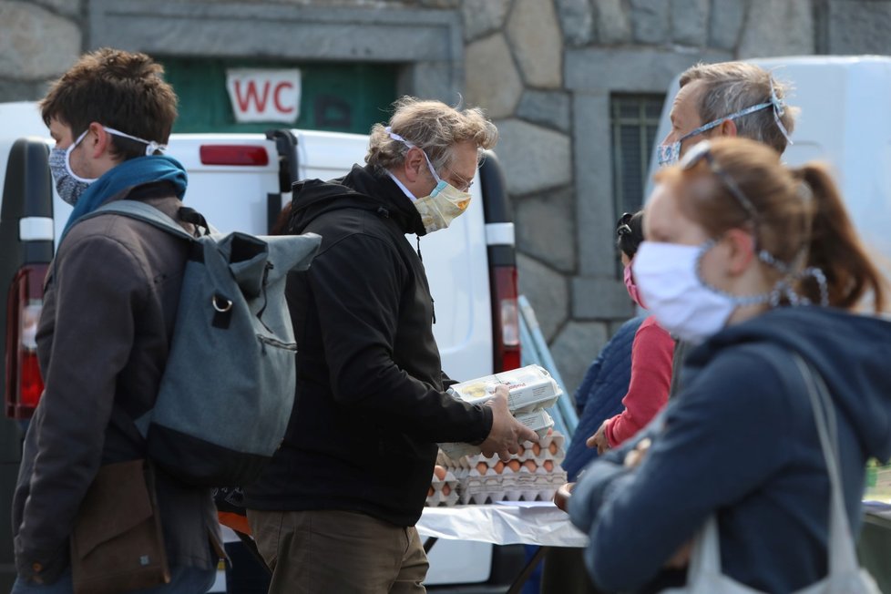 Trhy přilákaly tisíce lidí na pražskou náplavku (25. 4. 2020).