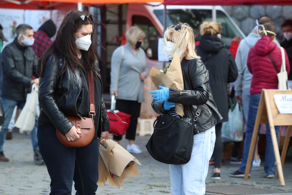 Trhy přilákaly tisíce lidí na pražskou náplavku (25. 4. 2020).