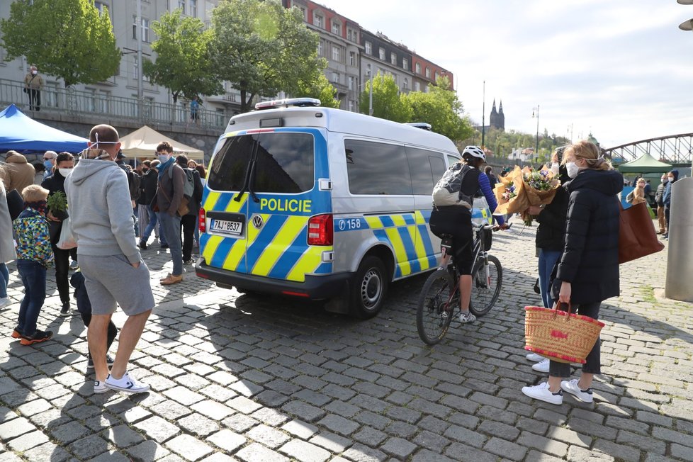 Trhy na pražské Náplavce přilákaly tisíce lidí. (25.4.2020)