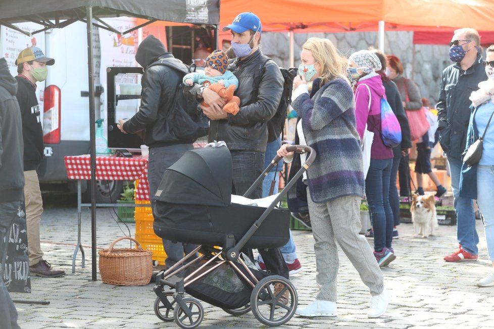 Trhy na pražské náplavce přilákaly tisíce lidí (25. 4. 2020).