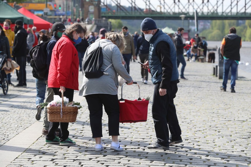 Trhy na pražské náplavce přilákaly tisíce lidí. (25. 4. 2020)