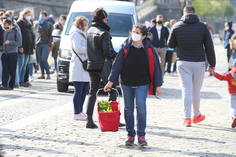 Trhy na pražské náplavce přilákaly tisíce lidí (25. 4. 2020).