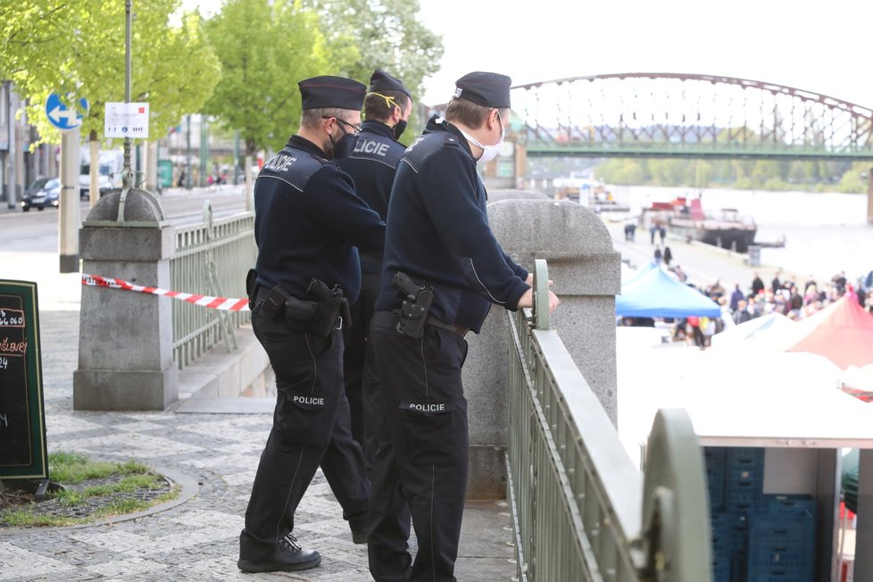 Trhy na pražské náplavce přilákaly tisíce lidí. (25.4.2020)