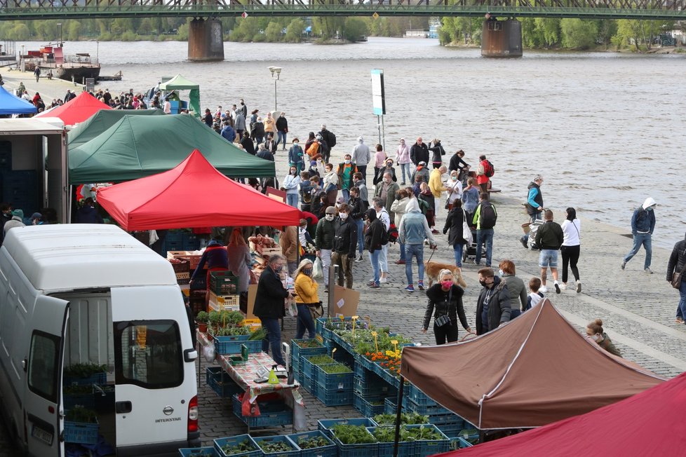 Trhy na pražské náplavce přilákaly tisíce lidí. (25.4.2020)