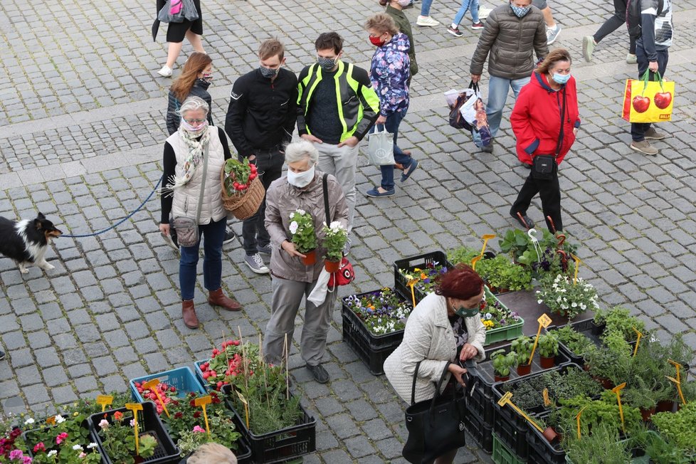 Trhy na pražské náplavce přilákaly tisíce lidí (25. 4. 2020).