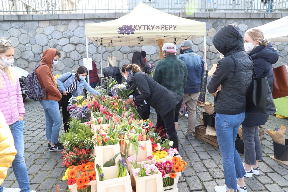 Trhy na pražské náplavce přilákaly tisíce lidí (25. 4. 2020).