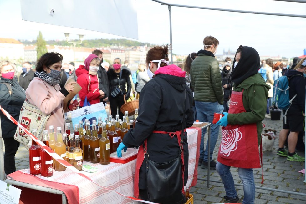 Trhy na pražské Náplavce přilákaly tisíce lidí. (25.4.2020)