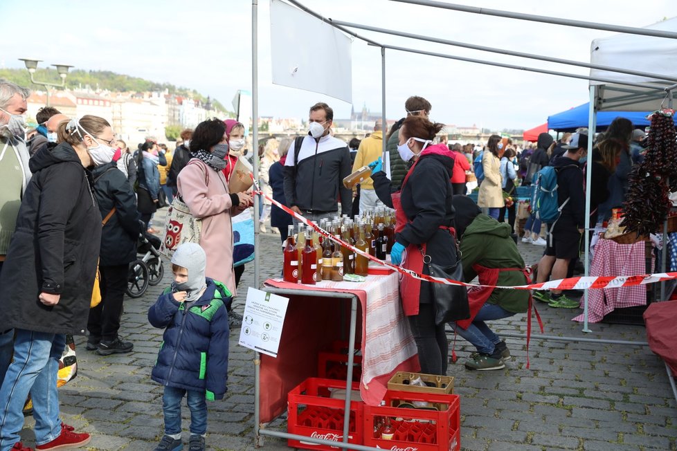 Trhy na pražské náplavce přilákaly tisíce lidí (25. 4. 2020).