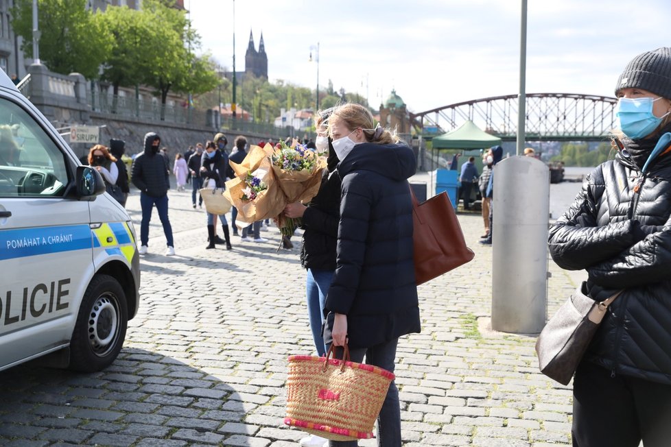 Trhy na pražské náplavce přilákaly tisíce lidí. (25. 4. 2020)