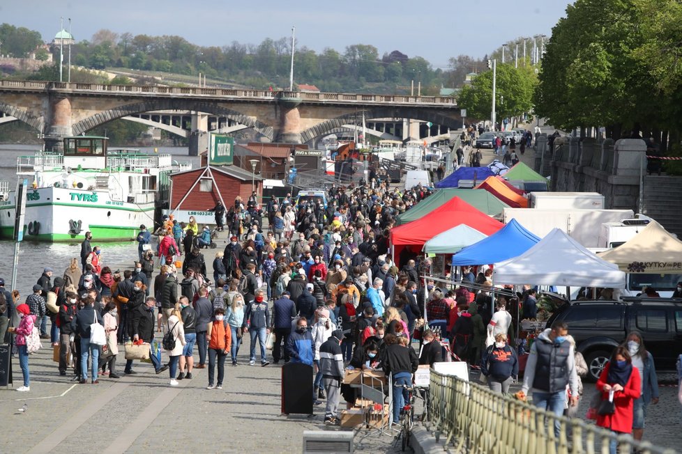 Trhy na pražské náplavce přilákaly tisíce lidí. (25.4.2020)