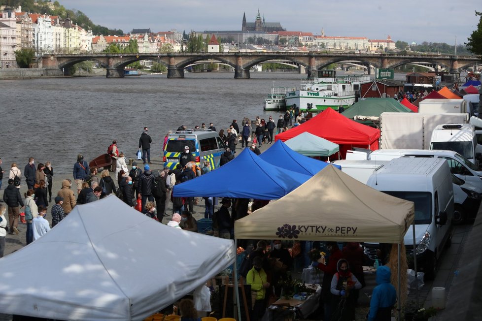 Trhy na pražské náplavce přilákaly tisíce lidí. (25. 4. 2020)