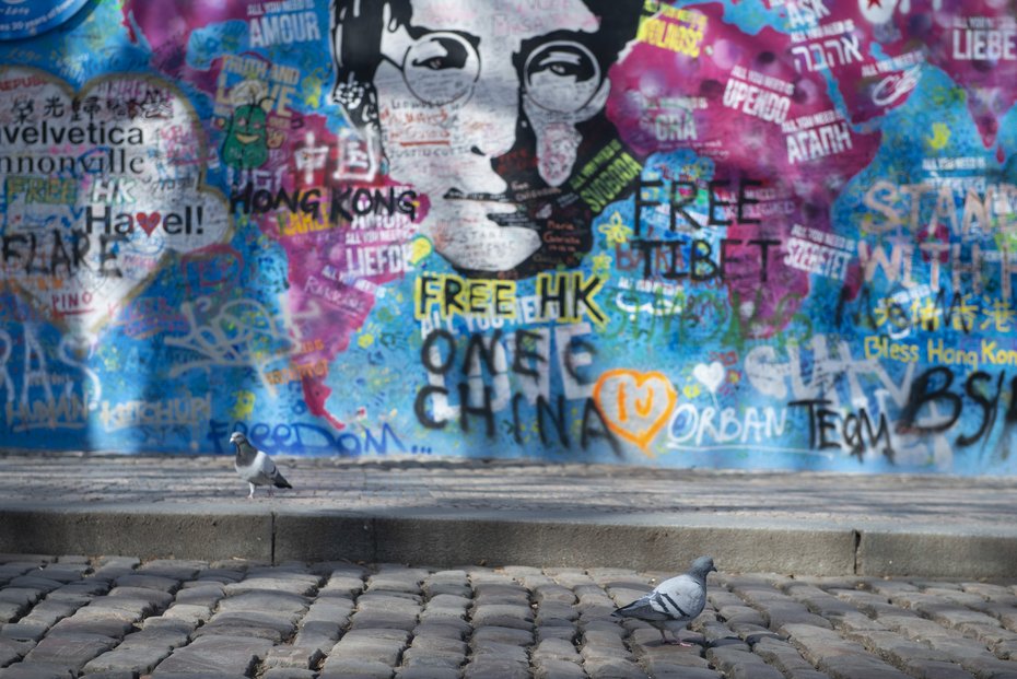 Jindy plné hlavní město dnes místy připomínalo město duchů - Lennonova zeď