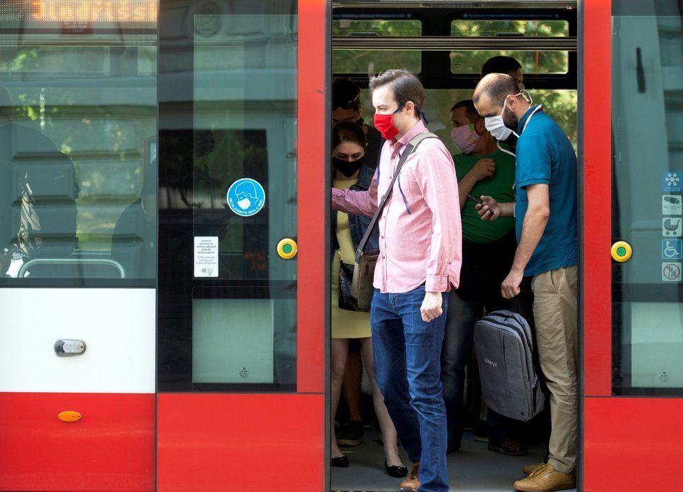 Od 1. července můžou Češi do tramvají bez roušek. Někteří si je ale nechali (1. 7. 2020)