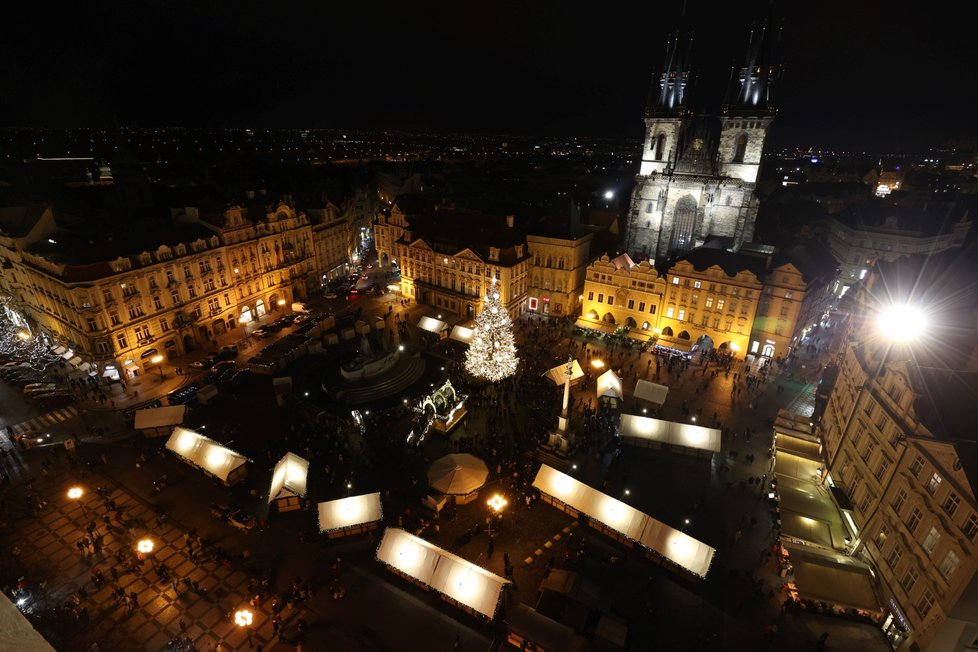 Ani zrušení vánočních trhů neodradily stovky lidí, Staroměstské náměstí bylo plné.