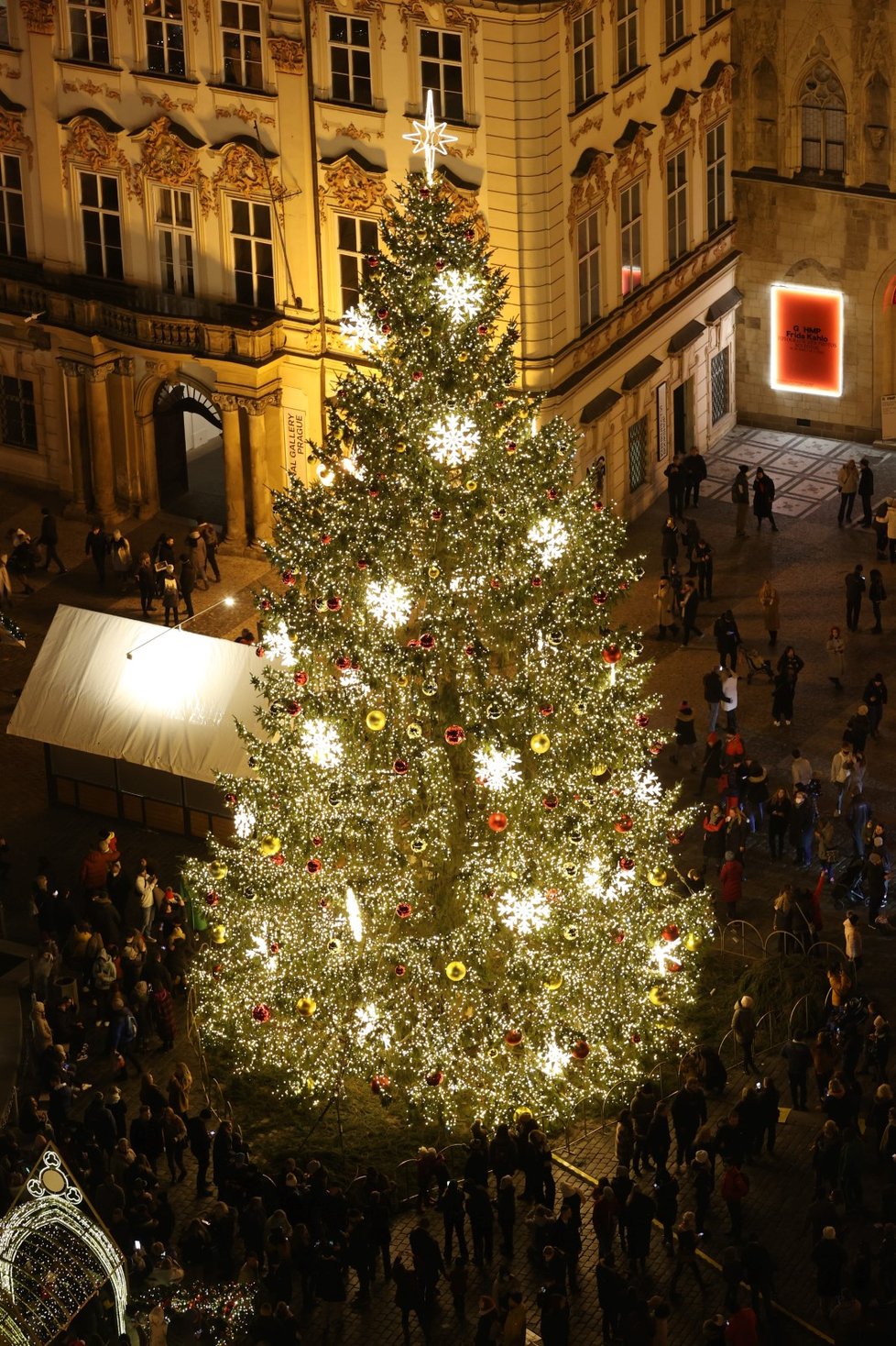 Ani zrušení vánočních trhů neodradily stovky lidí, Staroměstské náměstí bylo plné.