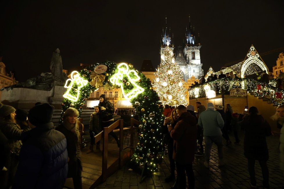 Ani zrušení vánočních trhů neodradilo stovky lidí, Staroměstské náměstí bylo plné.