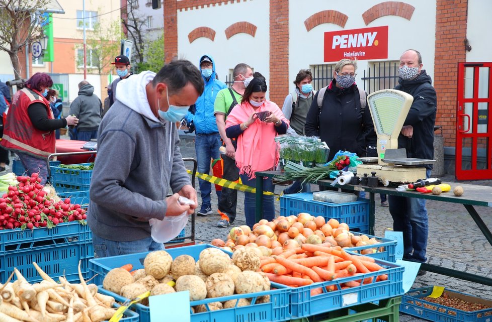 Lidé vyrazili na nákupy i do holešovické tržnice. (25.4.2020)