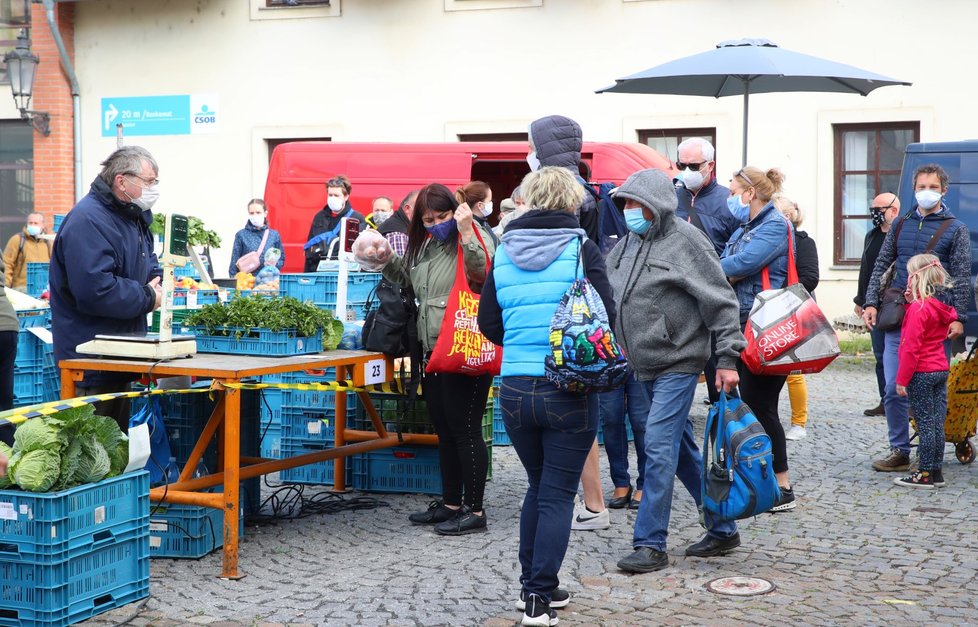 Lidé vyrazili na nákupy i do holešovické tržnice. (25. 4. 2020)