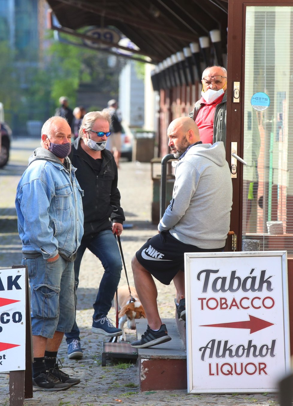 Lidé vyrazili na nákupy i do holešovické tržnice. (25. 4. 2020)