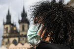 Zahraniční turistka s rouškou na obličeji prochází 12. března 2020 centrem Prahy.