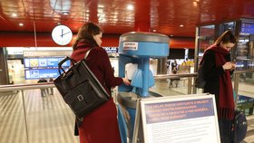 Cestující mají na pražském hlavním nádraží k dispozici dezinfekci. (11.3.2020)